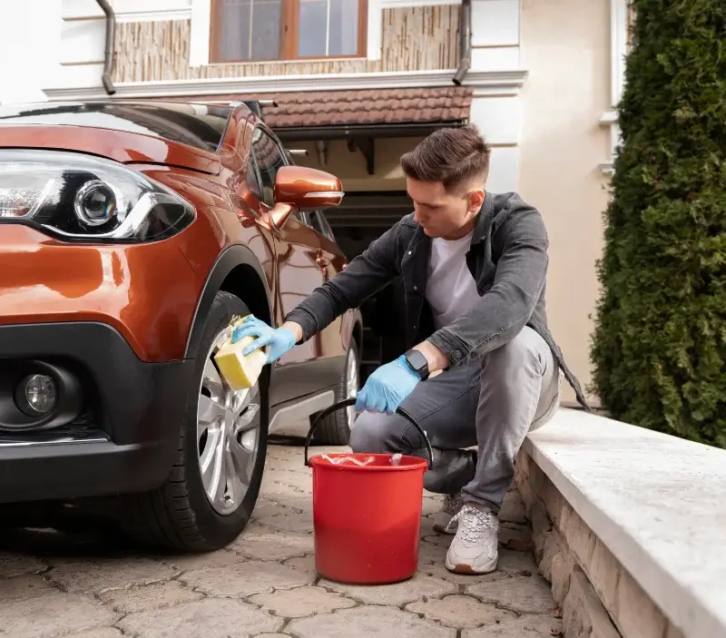 Lavage auto à domicile Méautis : professionnel intervenant sur un véhicule